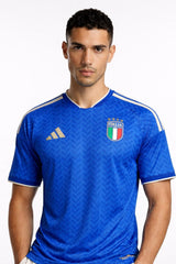 Close-up of the model wearing חולצת משחק איטליה בית- מונדיאל 2026