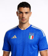 Close-up of the model wearing חולצת משחק איטליה בית- מונדיאל 2026